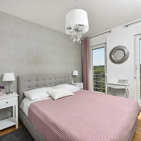Mirta Zadarvillas *