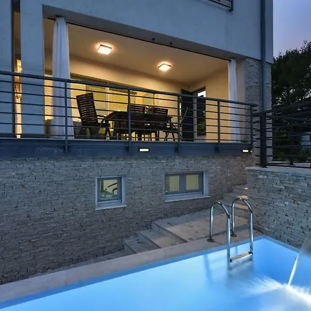 Mirta Zadarvillas *