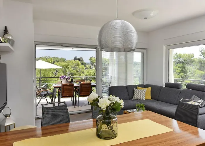 Mirta Zadarvillas Vila *